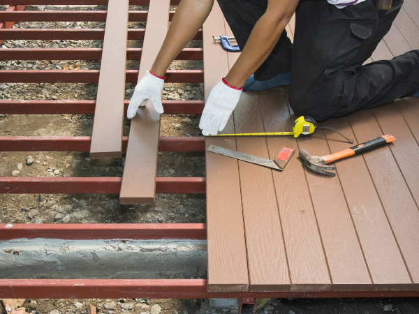 How to Choose the Best Deck Contractor For Your Home